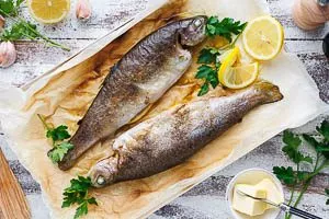 Forellen mit Füllung im Ofen backen und warm servieren