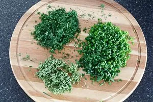 Die Kräuterquark-Kräuter Schnittlauch, Dill und Kresse waschen und schneiden