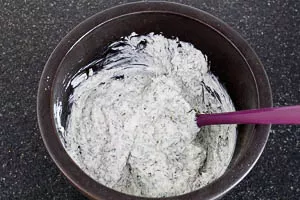 Kräuter-Quark-Mischung würzen