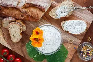 Kräuterquark als Dip oder Aufstrich servieren
