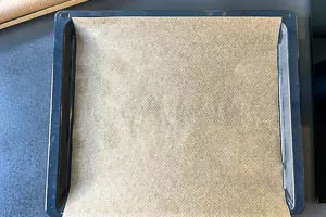 Ofen aufheizen und Backblech mit Backpapier auslegen