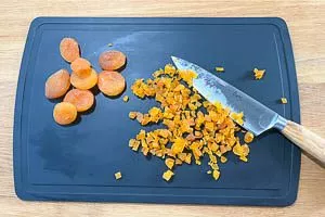 Getrocknete Aprikosen in kleine Stücke hacken