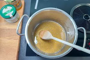 Kokosöl und Honig in einem Topf erhitzen