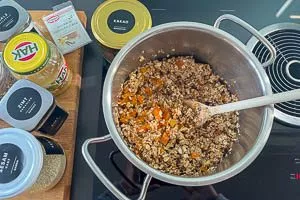 Übrige Zutaten für Müsliriegel im Topf vermengen