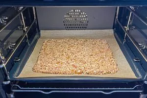 Masse für die Müsliriegel im Backofen goldbraun backen