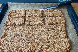 Müsli-Masse abkühlen lassen und in Riegel schneiden