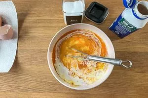 Eier mit Salz, Sahne und Mineralwasser verquirlen.