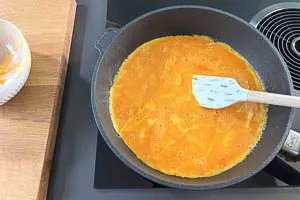 Butter in Pfanne zerlassen und Ei-Masse zugeben.
