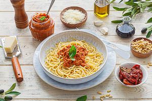 Mit Pasta oder auf Sandwich kannst du das Pesto Rosso dann servieren.