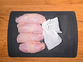 H&auml;hnchenfleisch abtupfen