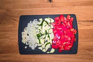 Gem&uuml;se f&uuml;r die w&uuml;rzige So&szlig;e schneiden