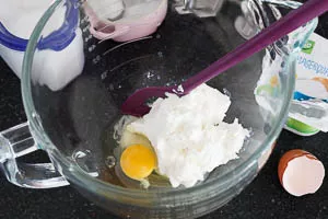 Quark, Ei, Zucker und Salz in eine Schüssel geben.