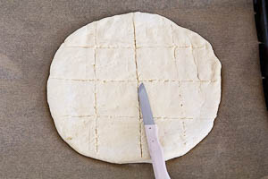 Linien in den Teig drücken, sodass 16 Brötchen entstehen.