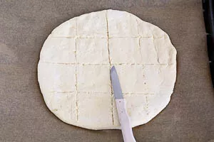 Linien in den Teig drücken, sodass 16 Brötchen entstehen.