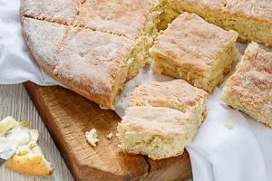 Brötchen im Ofen backen und abkühlen lassen. Danach süß oder herzhaft servieren.