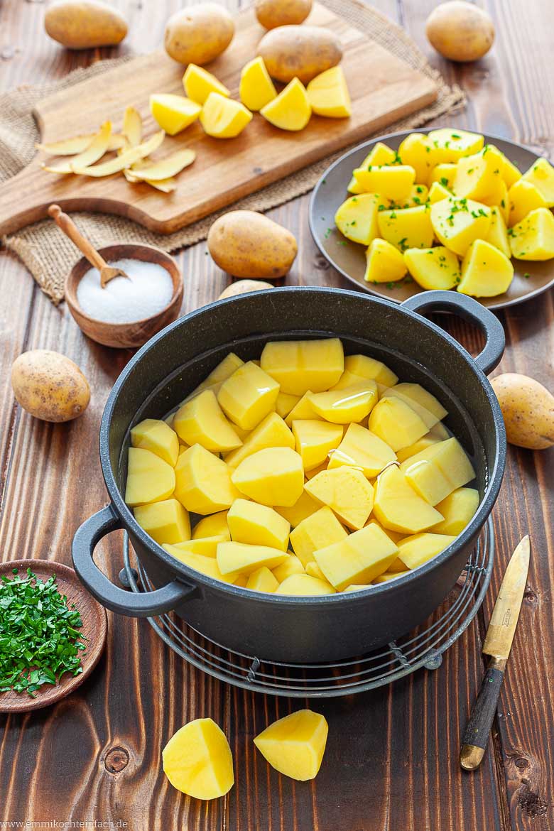 Salzkartoffeln werden im Topf gekocht.