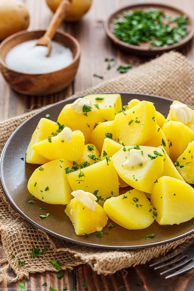 Salzkartoffeln schmecken besonders schmackhaft mit Salz, Butter und Petersilie