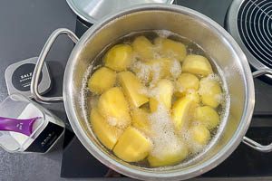 Kartoffeln mit Deckel kochen.