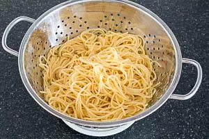 Spaghetti al dente kochen.