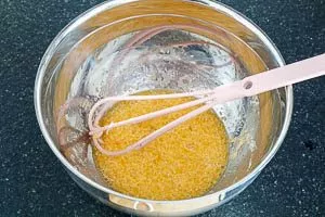 Parmesan mit Eiern verquirlen.