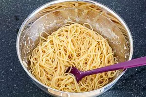 Spaghetti hinzugeben.