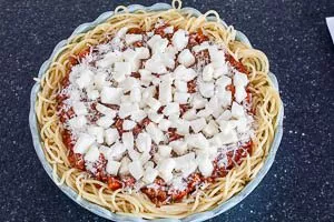 Mit Mozzarella bedecken.