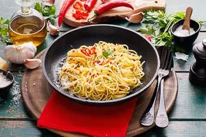 Spaghetti aglio e olio warm servieren