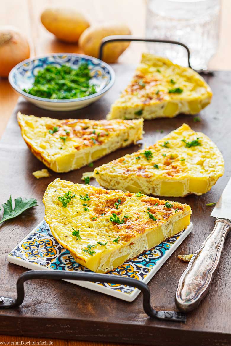 Spanische Tortilla auf einem Brett serviert