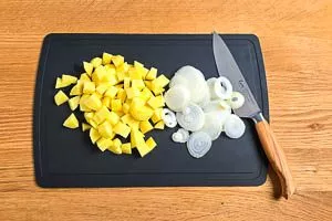 Kartoffeln und Zwiebeln für die Tortillas schneiden