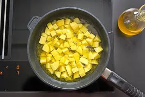 Kartoffelwürfel in Olivenöl garen