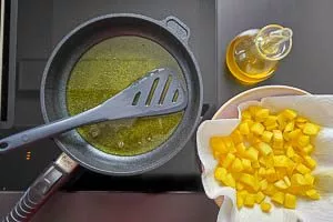 Kartoffeln aus der Pfanne holen und abtropfen lassen