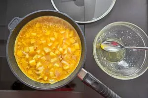 Selbstgemachte Mischung für die Tortilla de patatas in die Pfanne geben und stocken lassen