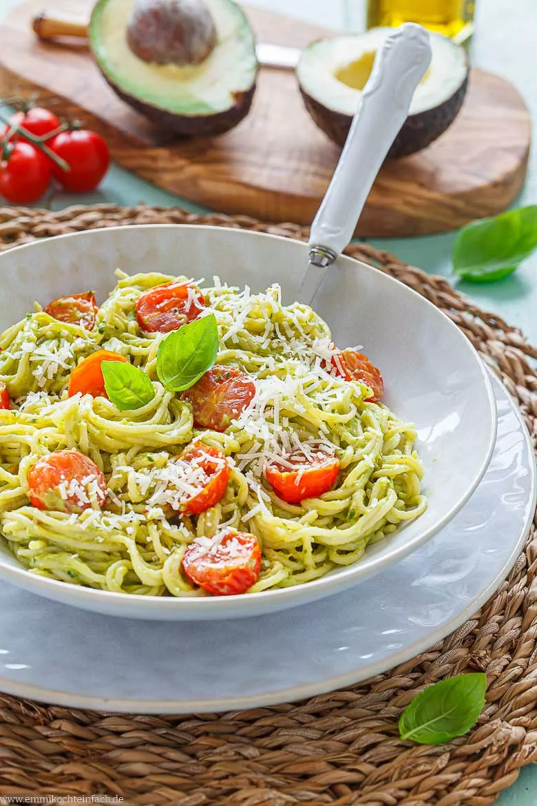 Pasta Avocado mit Tomaten, Parmesan und Basilikum