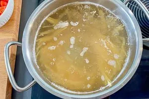 Die Nudeln kochen im Wasser bis sie al dente sind.