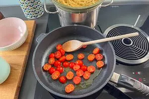 Tomaten in der Pfanne schmelzen lassen.