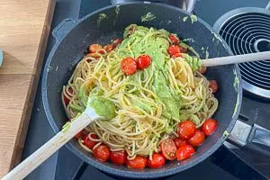 Pastasoße und Nudeln dazugeben