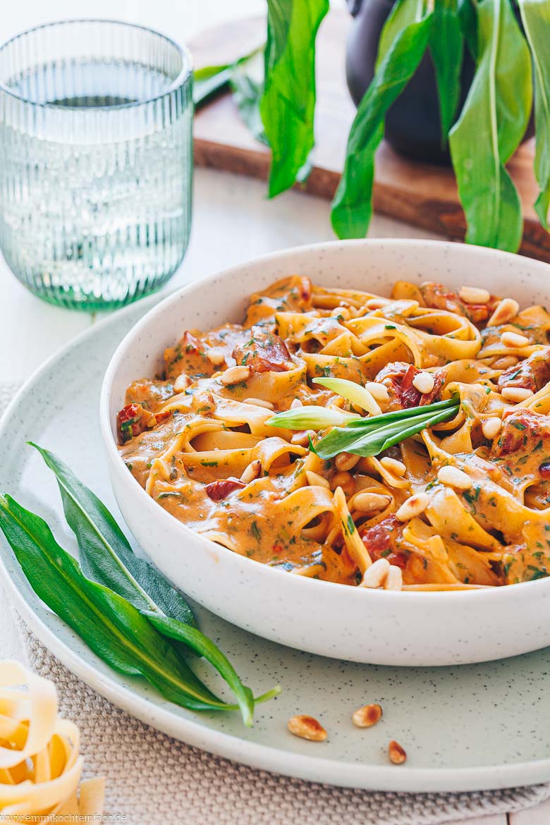 Bärlauch-Nudeln in cremiger Sauce