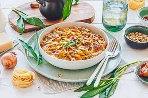 Bärlauch-Nudeln frisch servieren