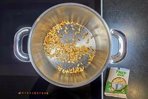 Pinienkerne im Topf anrösten