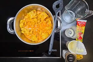 Tomatenmark unterrühren und flüssige Zutaten hinzufügen