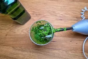 Bärlauch waschen und fein zerkleinern