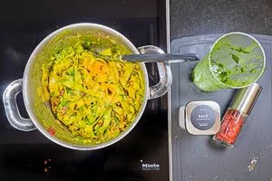 Alle vorbereiteten Zutaten zu den Bärlauch-Nudeln in den Topf geben