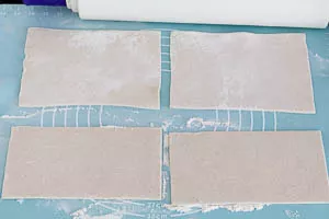 Blätterteig antauen lassen und leicht ausrollen