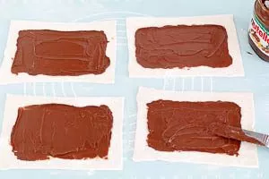 Nuss-Nougat-Creme auf dem Blätterteig verstreichen