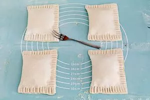 Blätterteigtaschen formen und die Teigränder fixieren