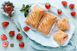 Blätterteig mit Erdbeeren und Nuss-Nougat-Creme gefüllt ofenfrisch servieren