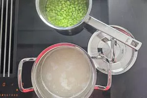 Reis und Edamame nach Packungsangabe kochen