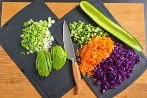 Gemüse für die Bowl schneiden