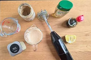 Zutaten für die selbstgemachte Erdnusssoße vermengen