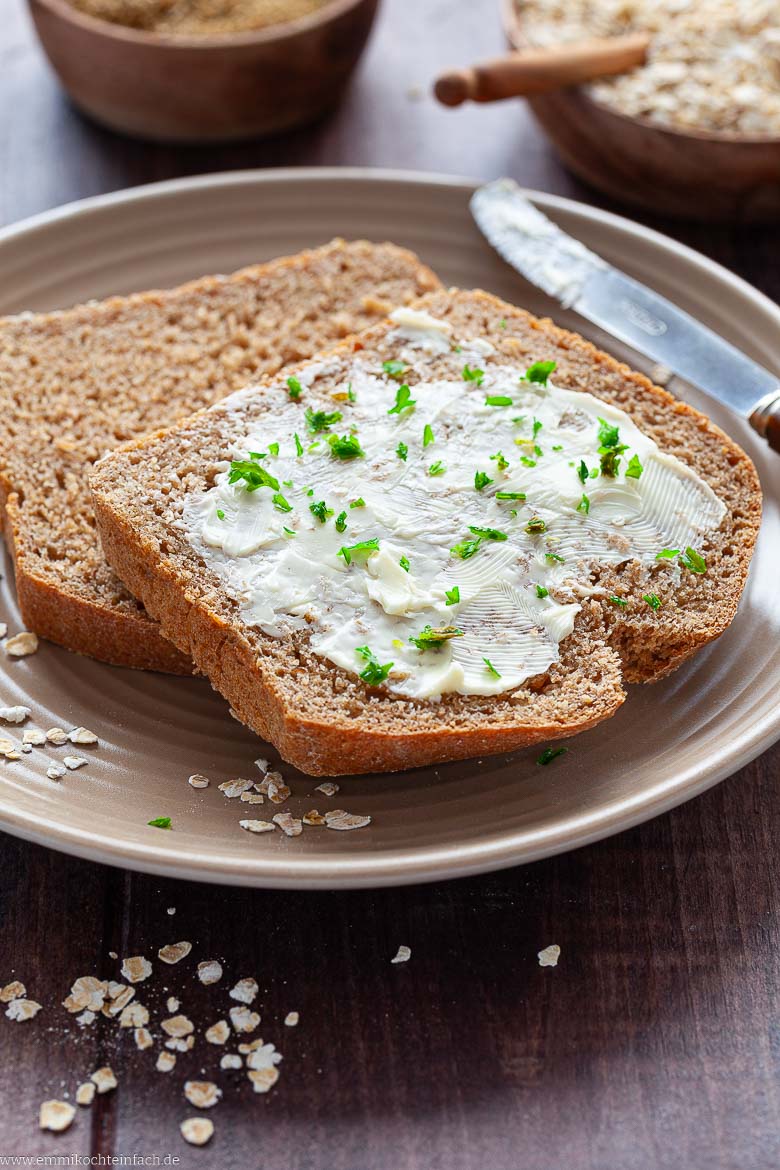 Saftige Dinkelbrotscheibe aus Brotteig mit frischer Hefe